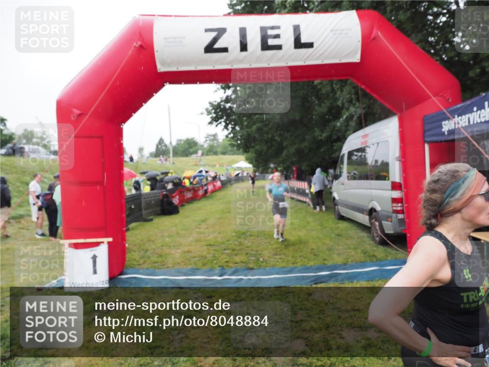 21.06.2025 - 27. Vierlanden-Triathlon MichiJ http://msf.ph/oto/8048884 15.06.2026 14:22:19 Ziel 1201, 1226 meine-sportfotos.de