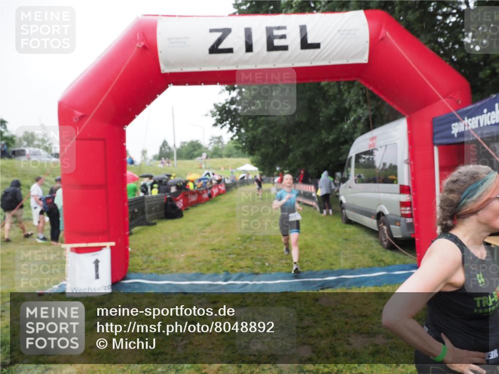 21.06.2025 - 27. Vierlanden-Triathlon MichiJ http://msf.ph/oto/8048892 15.06.2026 14:22:19 Ziel 1201, 1226 meine-sportfotos.de
