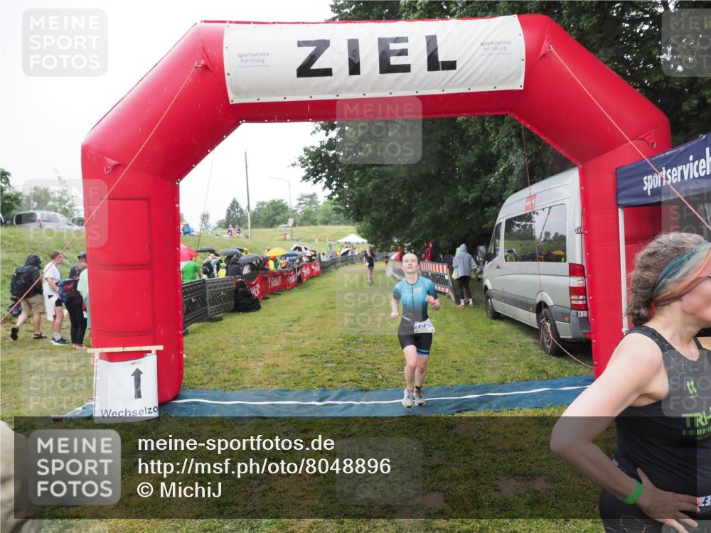 21.06.2025 - 27. Vierlanden-Triathlon MichiJ http://msf.ph/oto/8048896 15.06.2026 14:22:20 Ziel 1201, 1226, 1259 meine-sportfotos.de