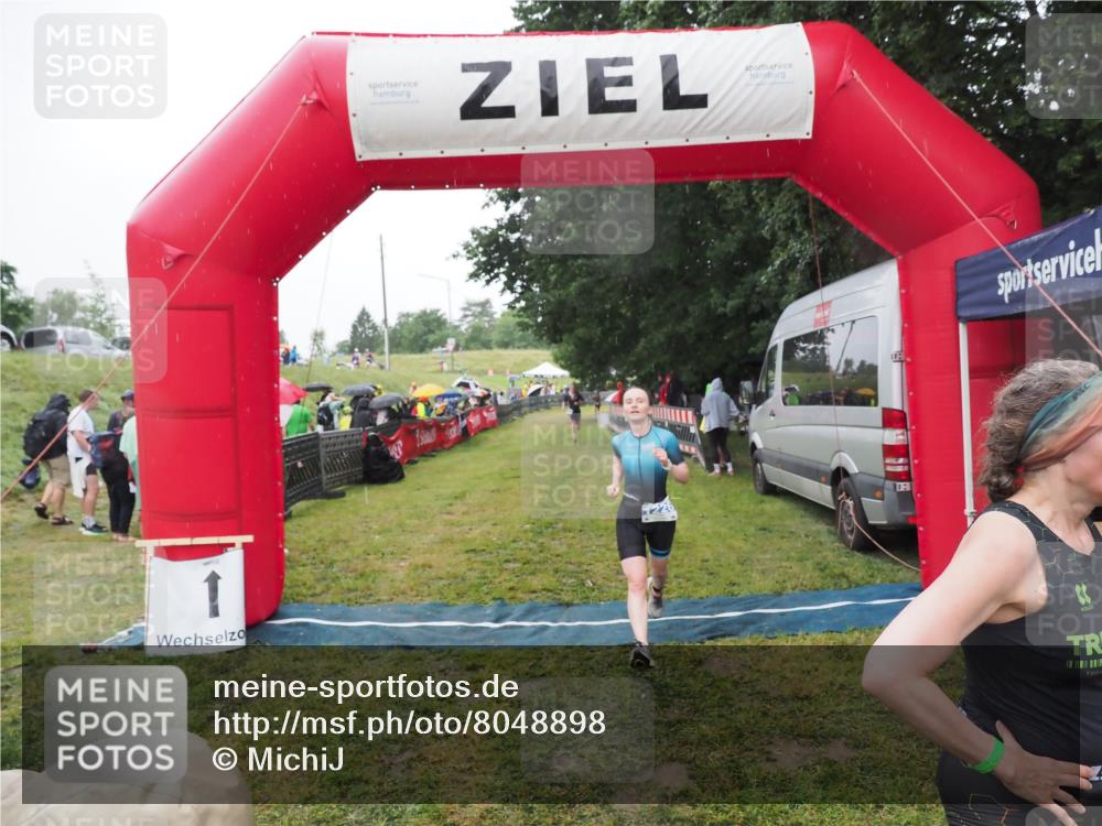 21.06.2025 - 27. Vierlanden-Triathlon MichiJ http://msf.ph/oto/8048898 15.06.2026 14:22:20 Ziel 1201, 1226, 1259 meine-sportfotos.de
