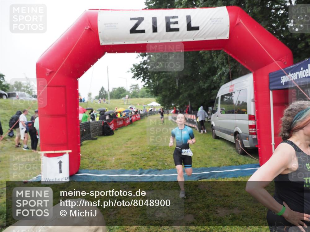 21.06.2025 - 27. Vierlanden-Triathlon MichiJ http://msf.ph/oto/8048900 15.06.2026 14:22:20 Ziel 1201, 1226, 1259 meine-sportfotos.de