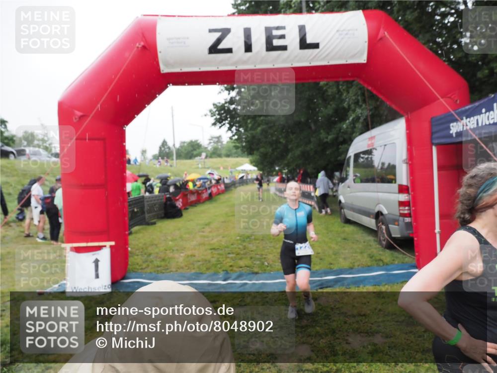 21.06.2025 - 27. Vierlanden-Triathlon MichiJ http://msf.ph/oto/8048902 15.06.2026 14:22:20 Ziel 1201, 1226, 1259 meine-sportfotos.de