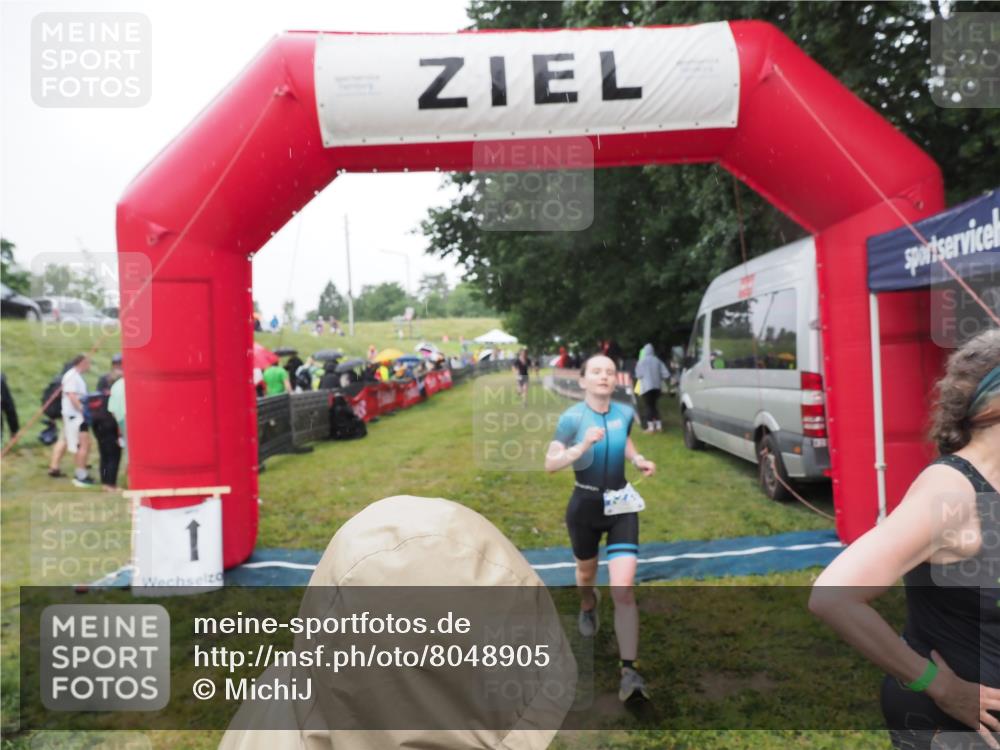 21.06.2025 - 27. Vierlanden-Triathlon MichiJ http://msf.ph/oto/8048905 15.06.2026 14:22:20 Ziel 1201, 1226, 1259 meine-sportfotos.de