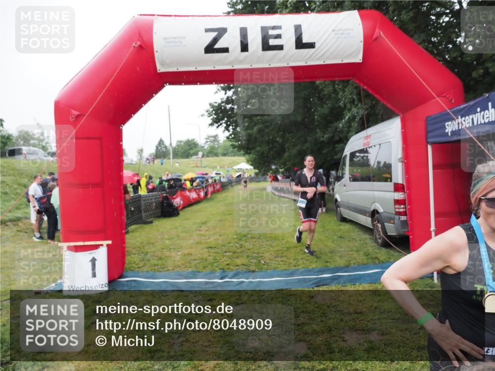 21.06.2025 - 27. Vierlanden-Triathlon MichiJ http://msf.ph/oto/8048909 15.06.2026 14:22:24 Ziel 1226, 1259 meine-sportfotos.de