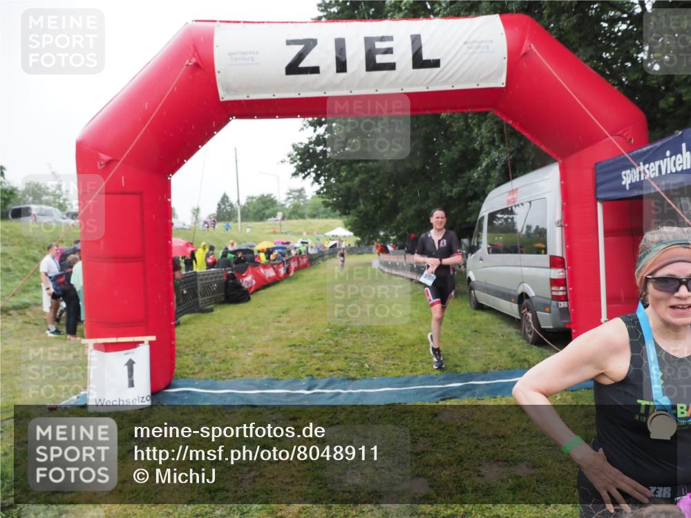 21.06.2025 - 27. Vierlanden-Triathlon MichiJ http://msf.ph/oto/8048911 15.06.2026 14:22:24 Ziel 1226, 1259 meine-sportfotos.de