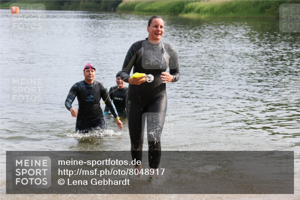 15.06.2025 - 27. Vierlanden-Triathlon Lena Gebhardt http://msf.ph/oto/8048917 15.06.2025 09:10:14 Schwimmen 213, 250 meine-sportfotos.de