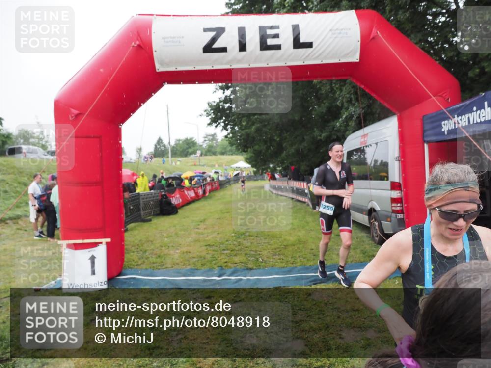 21.06.2025 - 27. Vierlanden-Triathlon MichiJ http://msf.ph/oto/8048918 15.06.2026 14:22:24 Ziel 1226, 1259 meine-sportfotos.de