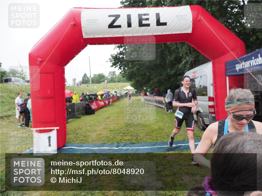 21.06.2025 - 27. Vierlanden-Triathlon MichiJ http://msf.ph/oto/8048920 15.06.2026 14:22:25 Ziel 1226, 1259 meine-sportfotos.de
