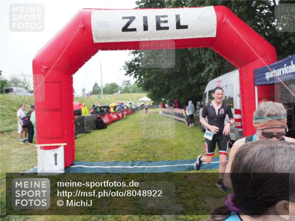 21.06.2025 - 27. Vierlanden-Triathlon MichiJ http://msf.ph/oto/8048922 15.06.2026 14:22:25 Ziel 1226, 1259 meine-sportfotos.de