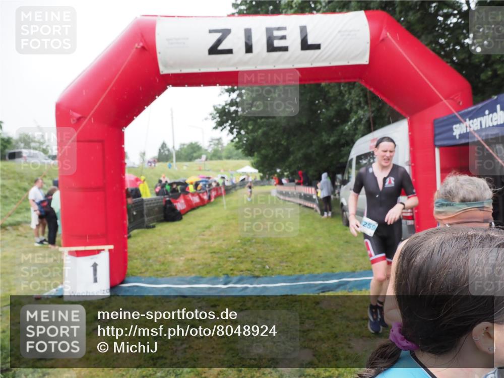 21.06.2025 - 27. Vierlanden-Triathlon MichiJ http://msf.ph/oto/8048924 15.06.2026 14:22:25 Ziel 1226, 1259 meine-sportfotos.de