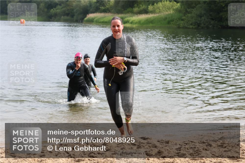 15.06.2025 - 27. Vierlanden-Triathlon Lena Gebhardt http://msf.ph/oto/8048925 15.06.2025 09:10:15 Schwimmen 213, 250 meine-sportfotos.de