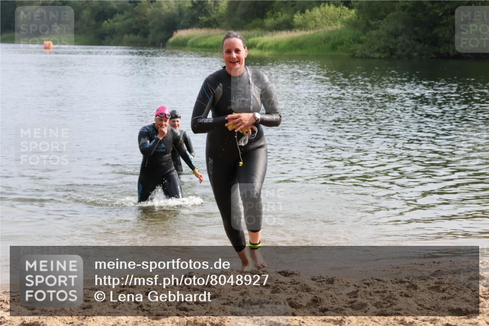 15.06.2025 - 27. Vierlanden-Triathlon Lena Gebhardt http://msf.ph/oto/8048927 15.06.2025 09:10:15 Schwimmen 213, 250 meine-sportfotos.de