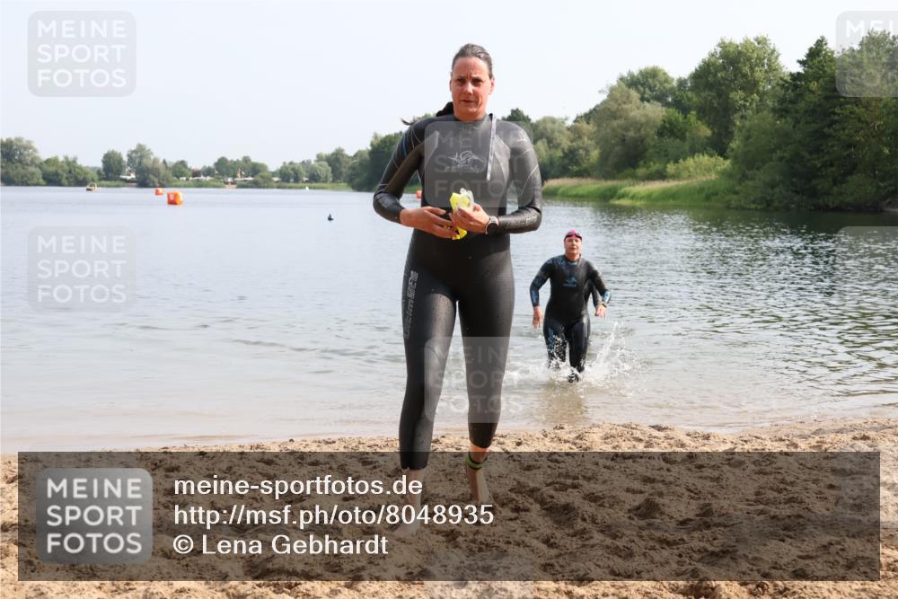15.06.2025 - 27. Vierlanden-Triathlon Lena Gebhardt http://msf.ph/oto/8048935 15.06.2025 09:10:17 Schwimmen 213, 218, 250 meine-sportfotos.de