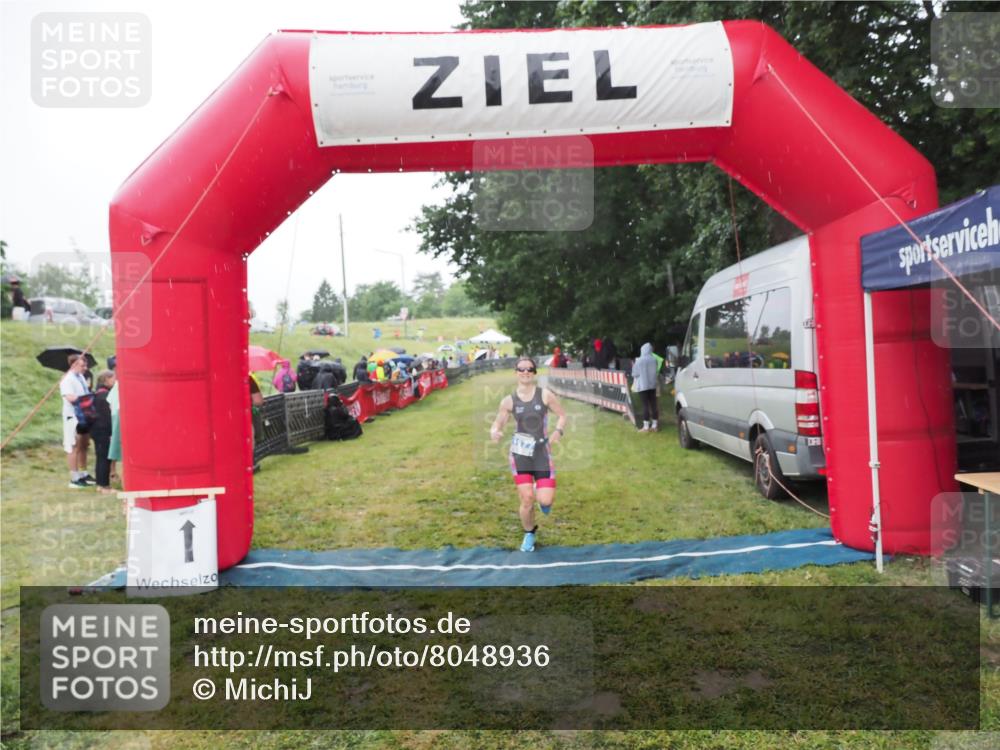 21.06.2025 - 27. Vierlanden-Triathlon MichiJ http://msf.ph/oto/8048936 15.06.2026 14:22:31 Ziel 1177, 1259 meine-sportfotos.de