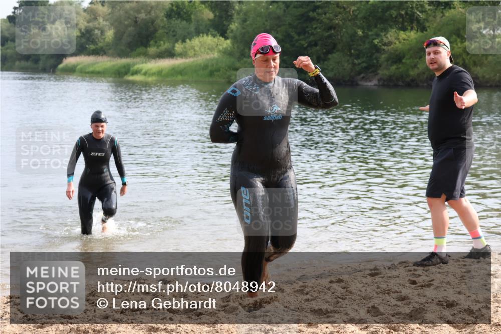 15.06.2025 - 27. Vierlanden-Triathlon Lena Gebhardt http://msf.ph/oto/8048942 15.06.2025 09:10:20 Schwimmen 213, 218, 250 meine-sportfotos.de