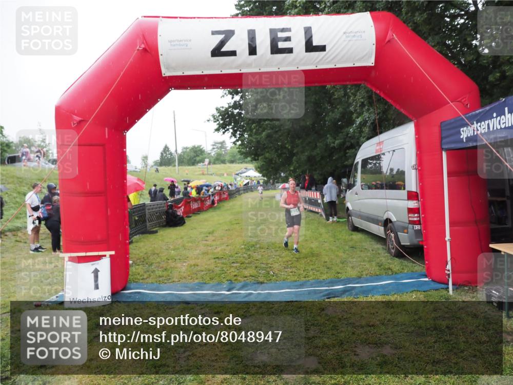 21.06.2025 - 27. Vierlanden-Triathlon MichiJ http://msf.ph/oto/8048947 15.06.2026 14:22:40 Ziel 894 meine-sportfotos.de