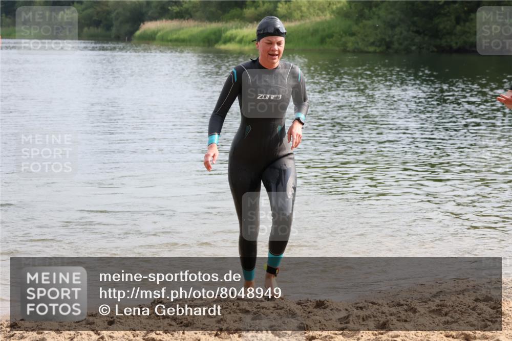 15.06.2025 - 27. Vierlanden-Triathlon Lena Gebhardt http://msf.ph/oto/8048949 15.06.2025 09:10:23 Schwimmen 213, 218, 250 meine-sportfotos.de