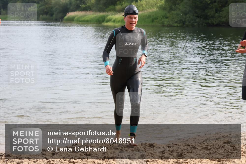 15.06.2025 - 27. Vierlanden-Triathlon Lena Gebhardt http://msf.ph/oto/8048951 15.06.2025 09:10:23 Schwimmen 213, 218, 250 meine-sportfotos.de