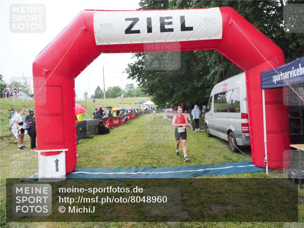 21.06.2025 - 27. Vierlanden-Triathlon MichiJ http://msf.ph/oto/8048960 15.06.2026 14:22:41 Ziel 894 meine-sportfotos.de