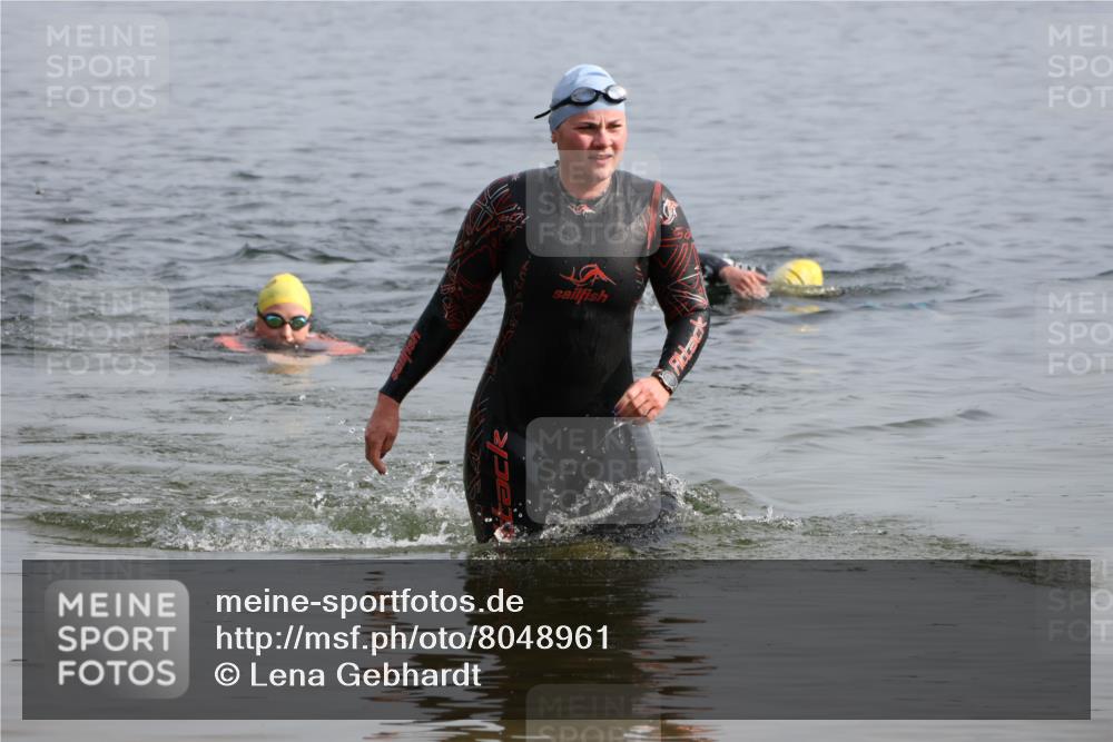 15.06.2025 - 27. Vierlanden-Triathlon Lena Gebhardt http://msf.ph/oto/8048961 15.06.2025 09:11:45 Schwimmen 245 meine-sportfotos.de