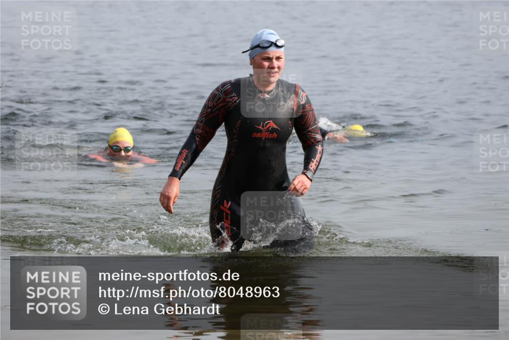 15.06.2025 - 27. Vierlanden-Triathlon Lena Gebhardt http://msf.ph/oto/8048963 15.06.2025 09:11:45 Schwimmen 245 meine-sportfotos.de