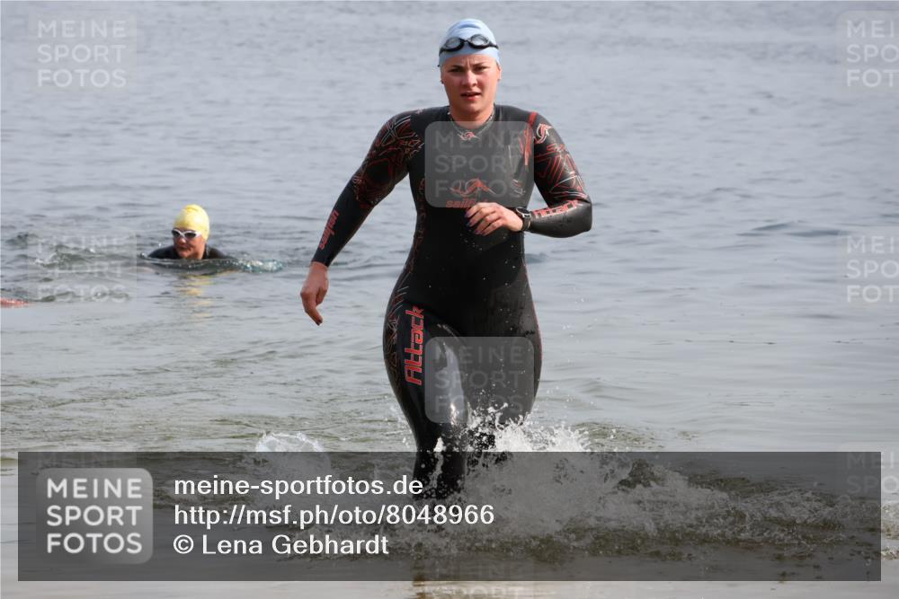15.06.2025 - 27. Vierlanden-Triathlon Lena Gebhardt http://msf.ph/oto/8048966 15.06.2025 09:11:48 Schwimmen 229, 245 meine-sportfotos.de