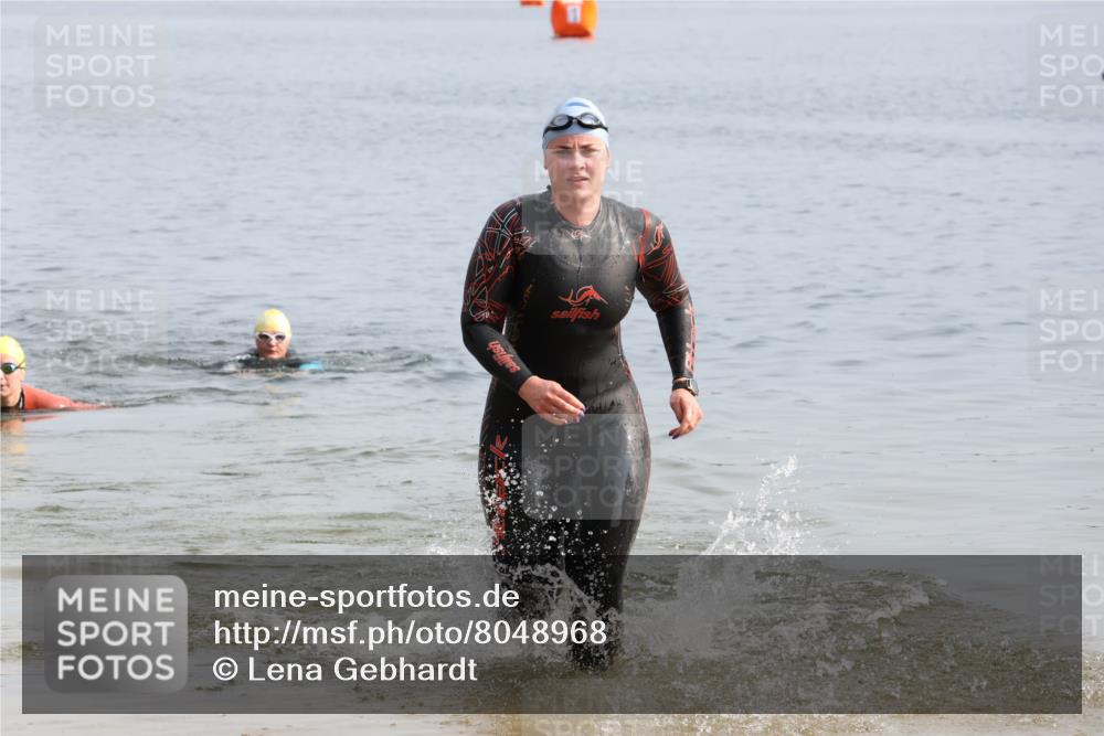 15.06.2025 - 27. Vierlanden-Triathlon Lena Gebhardt http://msf.ph/oto/8048968 15.06.2025 09:11:49 Schwimmen 229, 245 meine-sportfotos.de