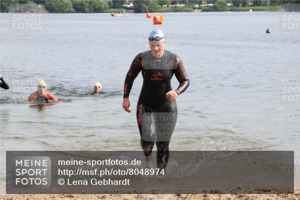 15.06.2025 - 27. Vierlanden-Triathlon Lena Gebhardt http://msf.ph/oto/8048974 15.06.2025 09:11:50 Schwimmen 229, 245 meine-sportfotos.de