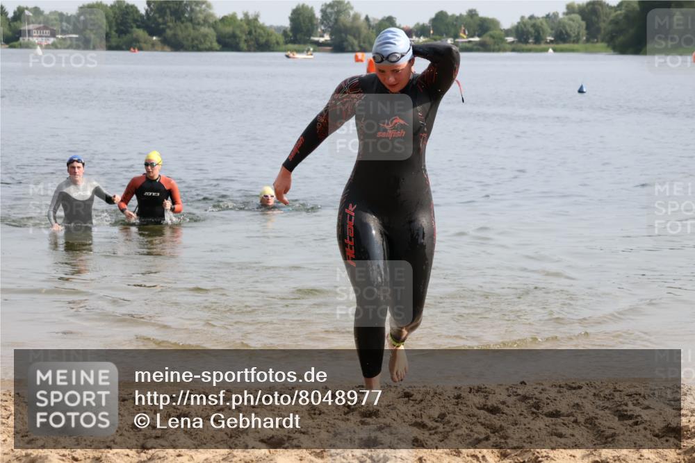 15.06.2025 - 27. Vierlanden-Triathlon Lena Gebhardt http://msf.ph/oto/8048977 15.06.2025 09:11:51 Schwimmen 229, 245 meine-sportfotos.de