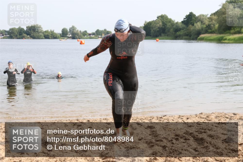 15.06.2025 - 27. Vierlanden-Triathlon Lena Gebhardt http://msf.ph/oto/8048984 15.06.2025 09:11:52 Schwimmen 215, 229, 245 meine-sportfotos.de