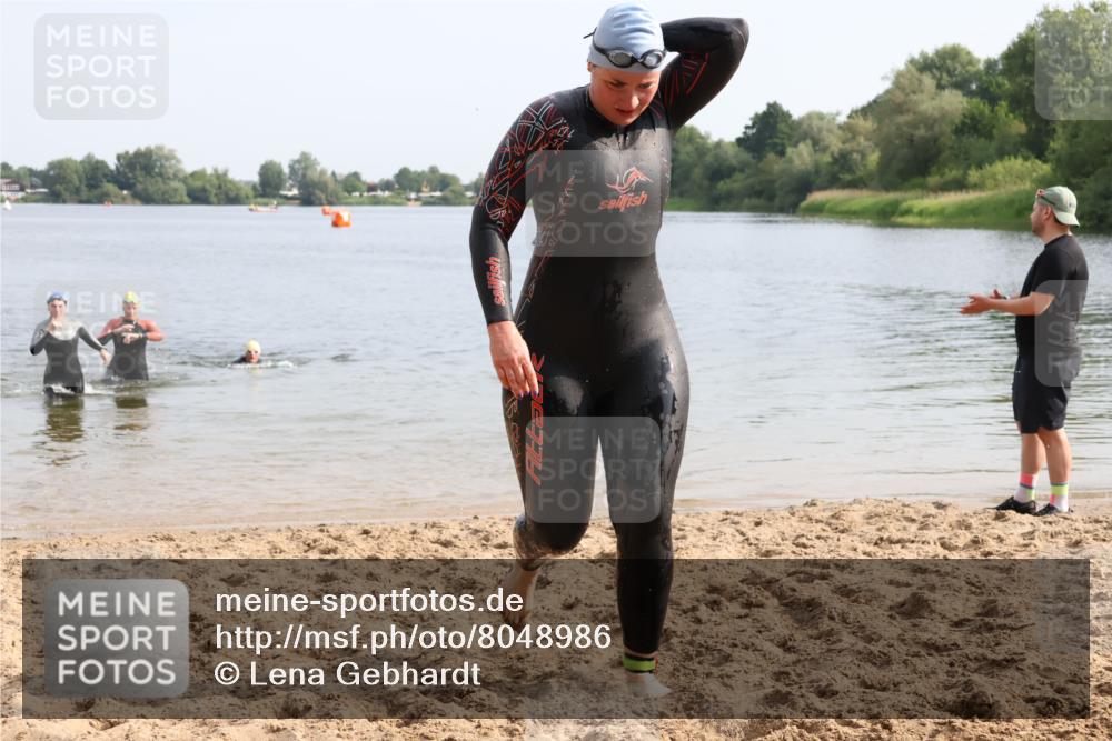 15.06.2025 - 27. Vierlanden-Triathlon Lena Gebhardt http://msf.ph/oto/8048986 15.06.2025 09:11:52 Schwimmen 215, 229, 245 meine-sportfotos.de