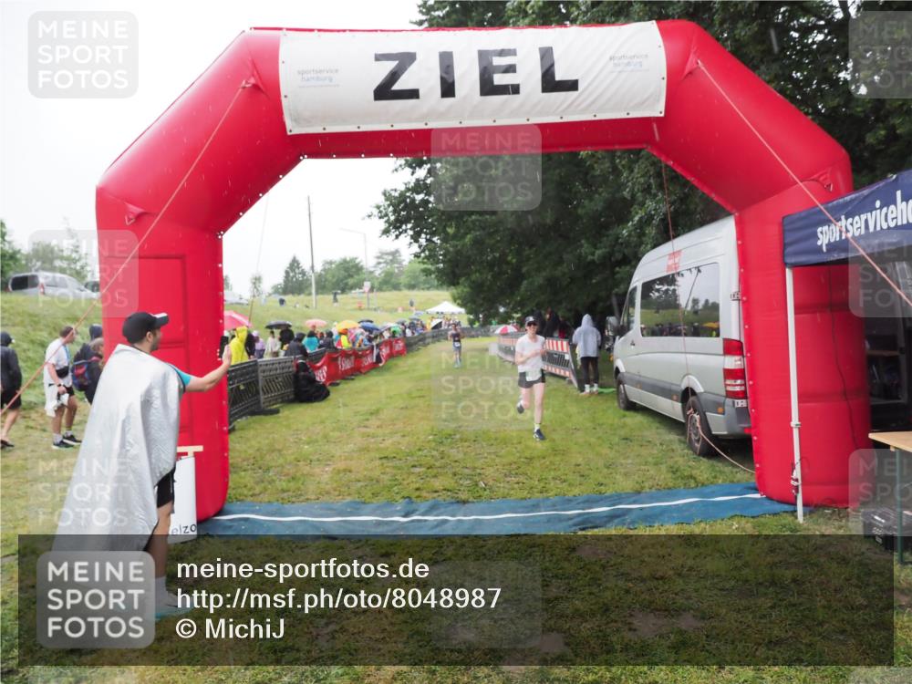 21.06.2025 - 27. Vierlanden-Triathlon MichiJ http://msf.ph/oto/8048987 15.06.2026 14:22:48 Ziel 886, 894 meine-sportfotos.de