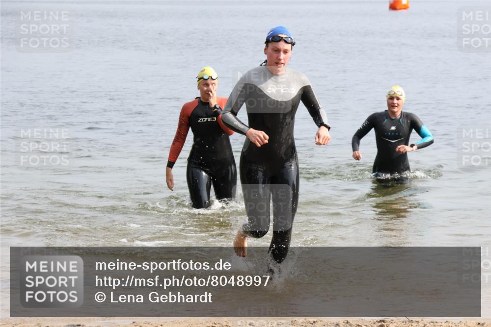15.06.2025 - 27. Vierlanden-Triathlon Lena Gebhardt http://msf.ph/oto/8048997 15.06.2025 09:11:56 Schwimmen 201, 215, 229, 245 meine-sportfotos.de