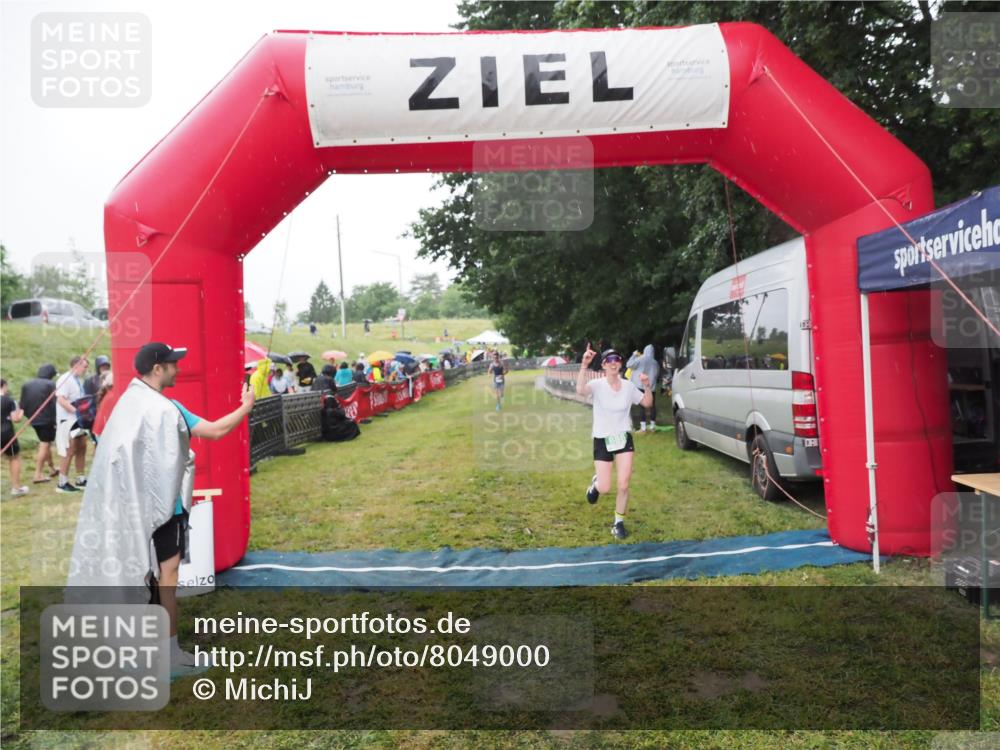 21.06.2025 - 27. Vierlanden-Triathlon MichiJ http://msf.ph/oto/8049000 15.06.2026 14:22:48 Ziel 886, 894 meine-sportfotos.de