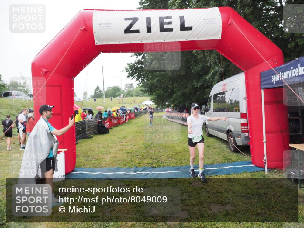 21.06.2025 - 27. Vierlanden-Triathlon MichiJ http://msf.ph/oto/8049009 15.06.2026 14:22:49 Ziel 886, 1317 meine-sportfotos.de