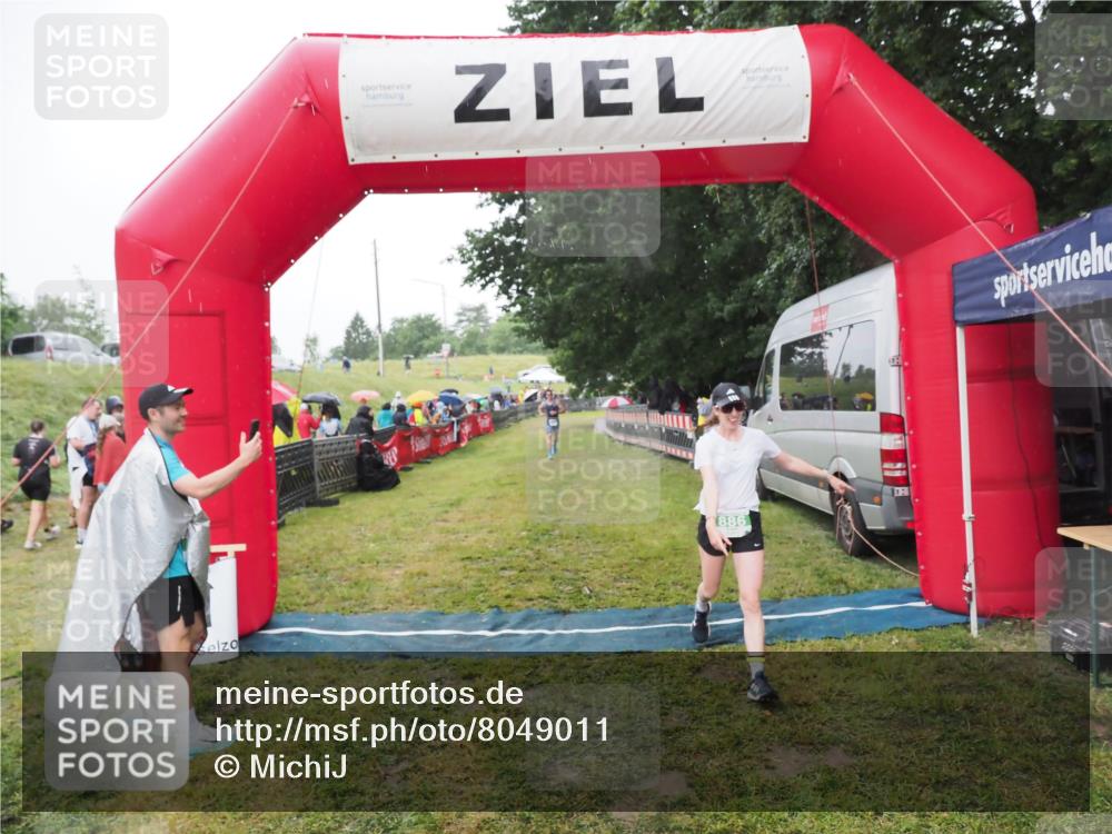 21.06.2025 - 27. Vierlanden-Triathlon MichiJ http://msf.ph/oto/8049011 15.06.2026 14:22:49 Ziel 886, 1317 meine-sportfotos.de