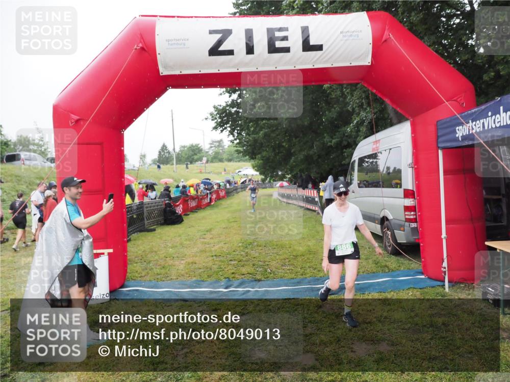 21.06.2025 - 27. Vierlanden-Triathlon MichiJ http://msf.ph/oto/8049013 15.06.2026 14:22:49 Ziel 886, 1317 meine-sportfotos.de