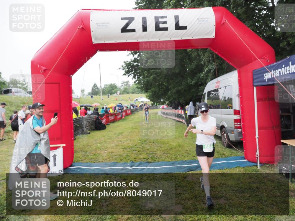 21.06.2025 - 27. Vierlanden-Triathlon MichiJ http://msf.ph/oto/8049017 15.06.2026 14:22:49 Ziel 886, 1317 meine-sportfotos.de