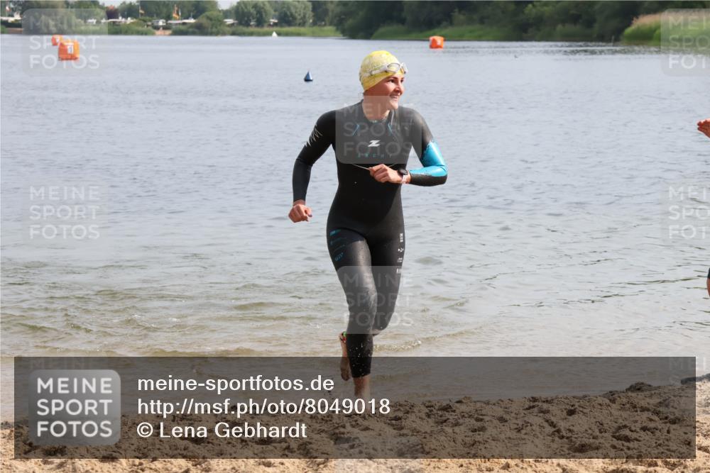15.06.2025 - 27. Vierlanden-Triathlon Lena Gebhardt http://msf.ph/oto/8049018 15.06.2025 09:12:01 Schwimmen 201, 215, 229, 245 meine-sportfotos.de