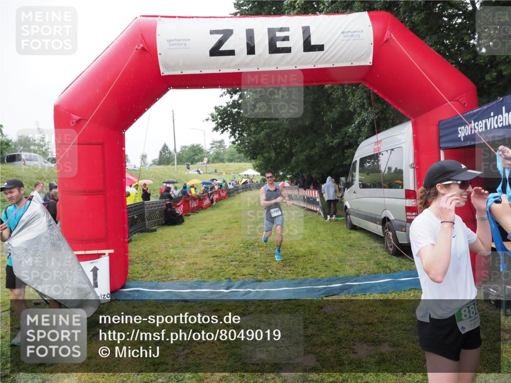 21.06.2025 - 27. Vierlanden-Triathlon MichiJ http://msf.ph/oto/8049019 15.06.2026 14:22:52 Ziel 886, 1317 meine-sportfotos.de