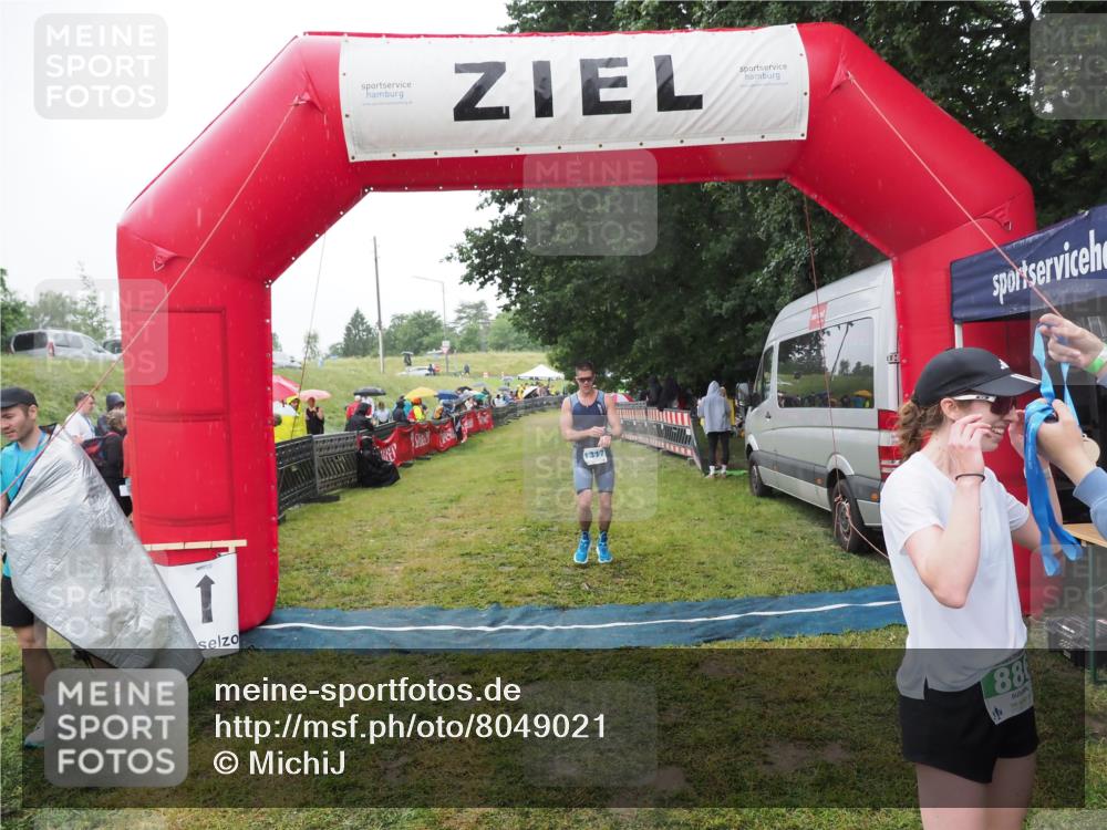 21.06.2025 - 27. Vierlanden-Triathlon MichiJ http://msf.ph/oto/8049021 15.06.2026 14:22:53 Ziel 886, 1317 meine-sportfotos.de