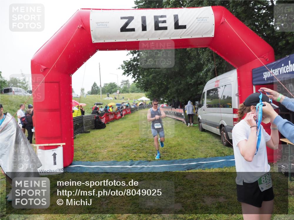 21.06.2025 - 27. Vierlanden-Triathlon MichiJ http://msf.ph/oto/8049025 15.06.2026 14:22:53 Ziel 886, 1317 meine-sportfotos.de