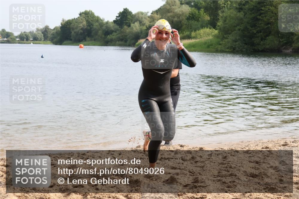 15.06.2025 - 27. Vierlanden-Triathlon Lena Gebhardt http://msf.ph/oto/8049026 15.06.2025 09:12:02 Schwimmen 201, 215, 229, 245 meine-sportfotos.de