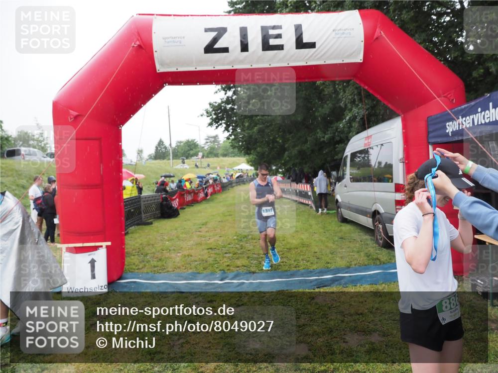 21.06.2025 - 27. Vierlanden-Triathlon MichiJ http://msf.ph/oto/8049027 15.06.2026 14:22:53 Ziel 886, 1317 meine-sportfotos.de
