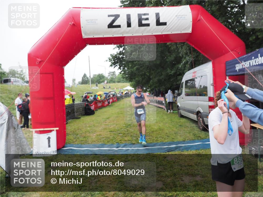 21.06.2025 - 27. Vierlanden-Triathlon MichiJ http://msf.ph/oto/8049029 15.06.2026 14:22:53 Ziel 886, 1317 meine-sportfotos.de