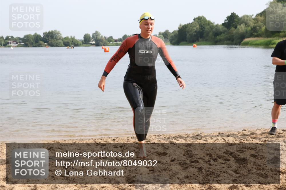 15.06.2025 - 27. Vierlanden-Triathlon Lena Gebhardt http://msf.ph/oto/8049032 15.06.2025 09:12:03 Schwimmen 201, 215, 229 meine-sportfotos.de