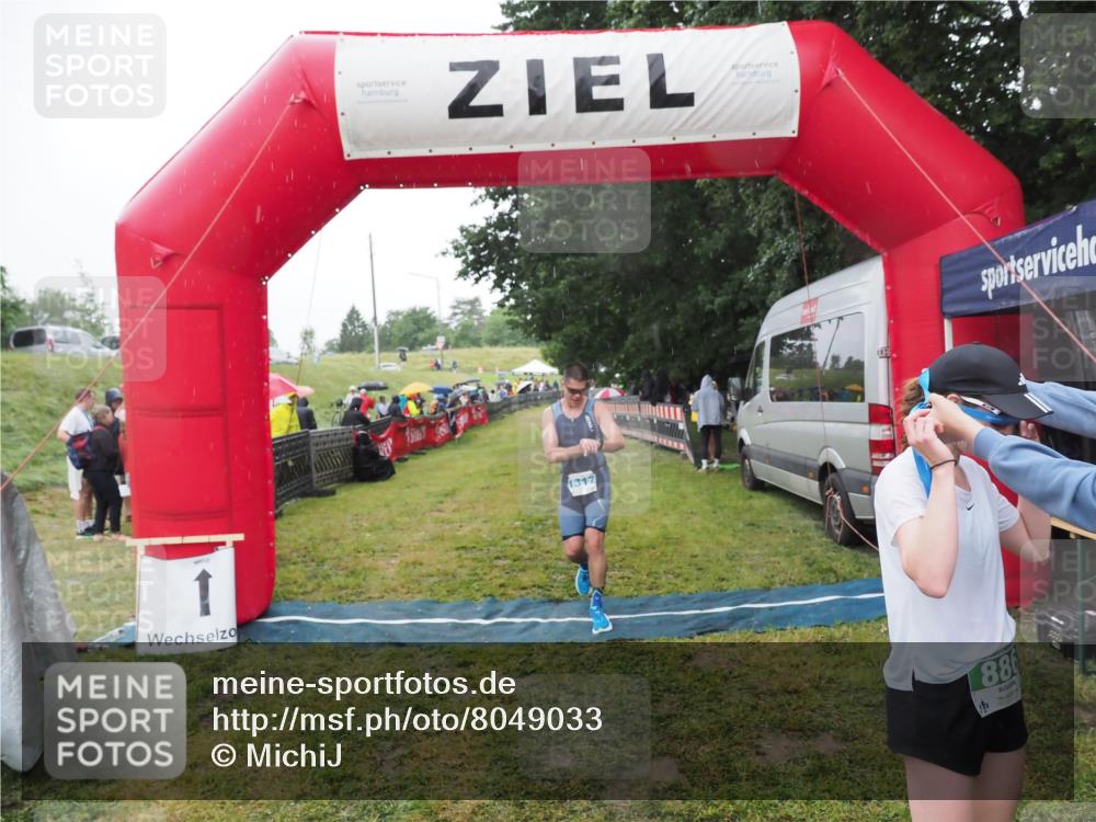 21.06.2025 - 27. Vierlanden-Triathlon MichiJ http://msf.ph/oto/8049033 15.06.2026 14:22:53 Ziel 886, 1317 meine-sportfotos.de