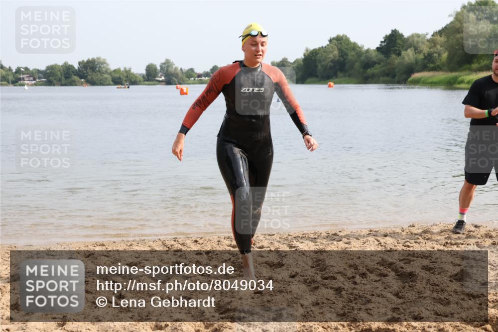 15.06.2025 - 27. Vierlanden-Triathlon Lena Gebhardt http://msf.ph/oto/8049034 15.06.2025 09:12:03 Schwimmen 201, 215, 229 meine-sportfotos.de