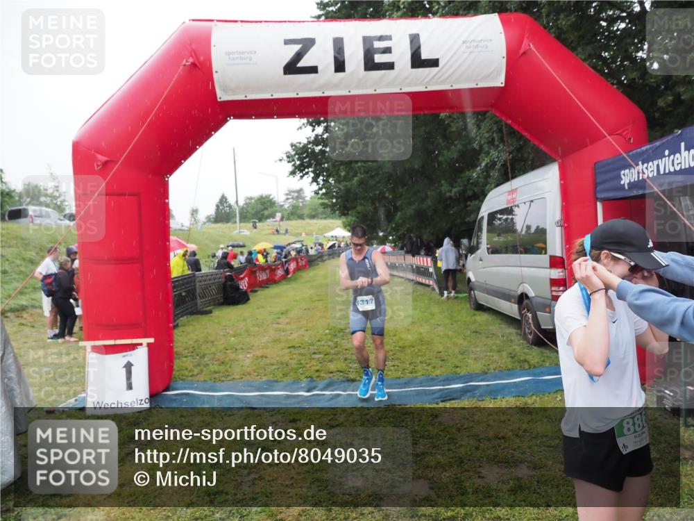 21.06.2025 - 27. Vierlanden-Triathlon MichiJ http://msf.ph/oto/8049035 15.06.2026 14:22:53 Ziel 886, 1317 meine-sportfotos.de