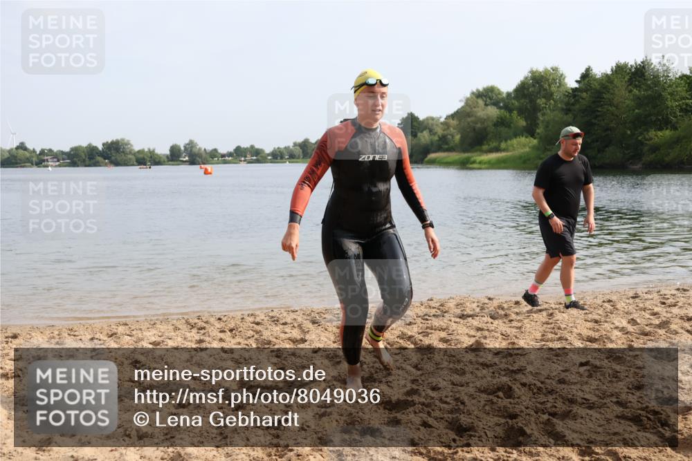 15.06.2025 - 27. Vierlanden-Triathlon Lena Gebhardt http://msf.ph/oto/8049036 15.06.2025 09:12:04 Schwimmen 201, 215, 229 meine-sportfotos.de